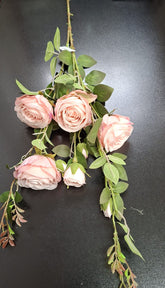 Fir trandafiri roz pudrat artificiali – 90 cm, 5 flori textile cu frunze